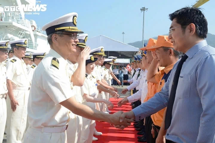 A welcoming ceremony for 60 officers and sailors on board the Akitsushima. (Photo: vtcnews.vn)