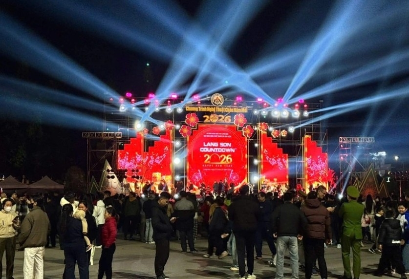 Lang Son holds its first-ever countdown program with an artistic fireworks display on Hung Vuong Street (Luong Van Tri Ward) to welcome the New Year.