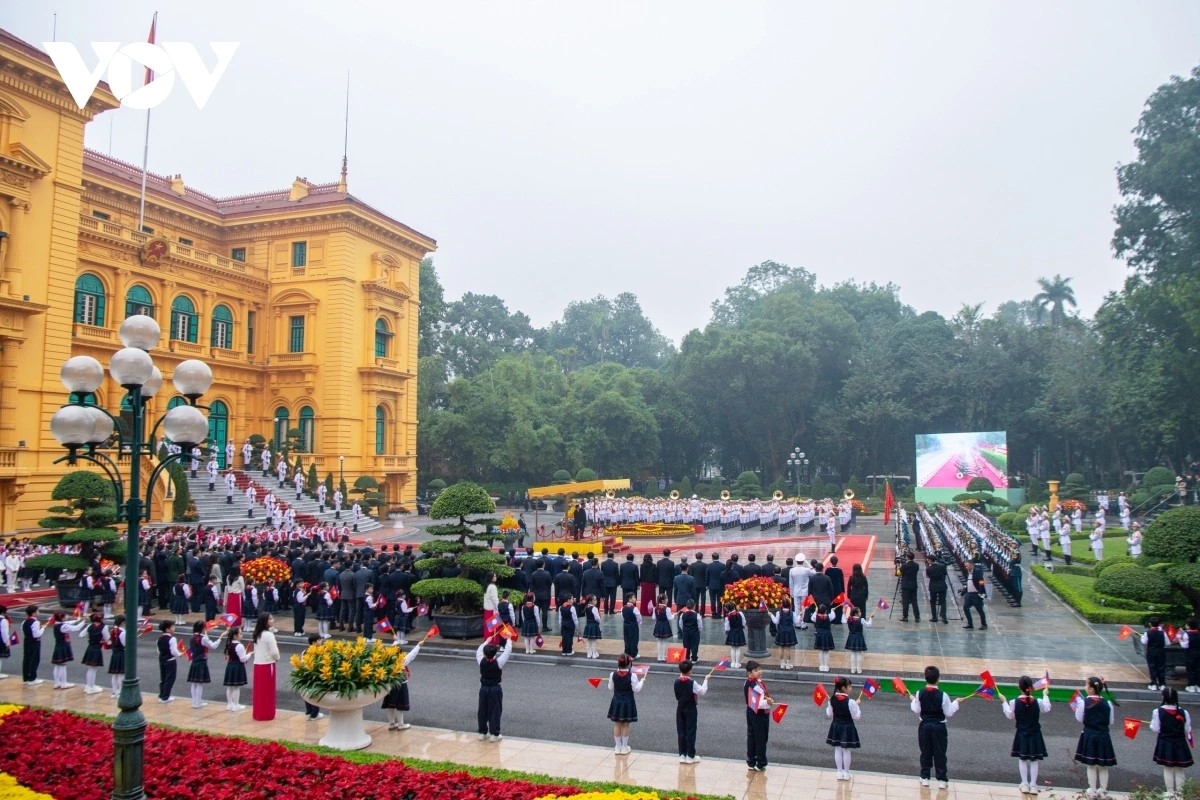 The welcoming ceremony for the Lao leader and his entourage takes place at the Presidential Palace in Hanoi on the morning of January 26.