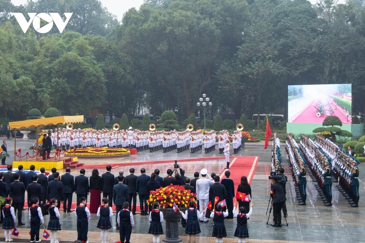 A 21-gun salute is given to top Lao leader Thongloun Sisoulith at a welcoming ceremony hosted by Party General Secretary To Lam.