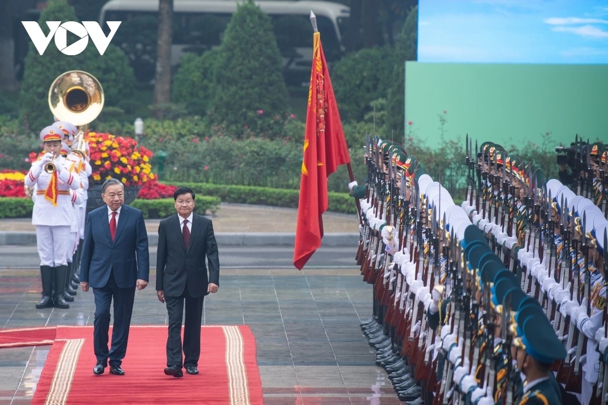 They then review the guard of honour of the Vietnam People's Army