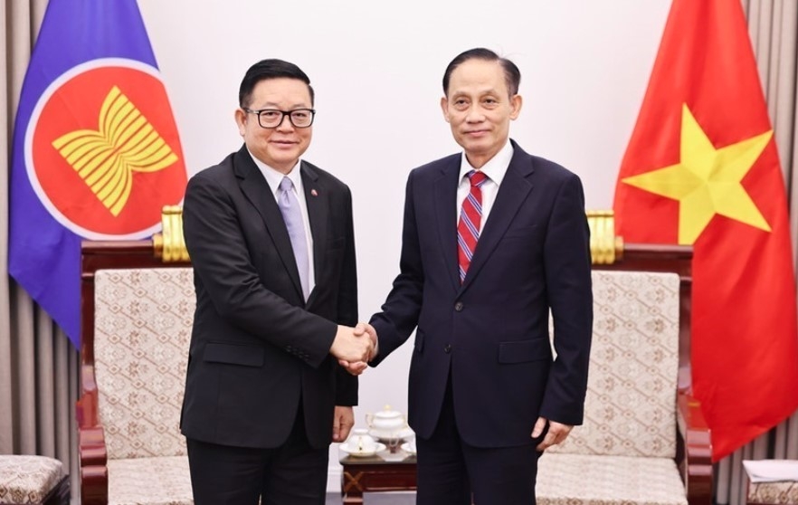 Minister of Foreign Affairs Le Hoai Trung (R) receives ASEAN Secretary-General Kao Kim Hourn in Hanoi on January 14, 2026. (Photo: VNA)