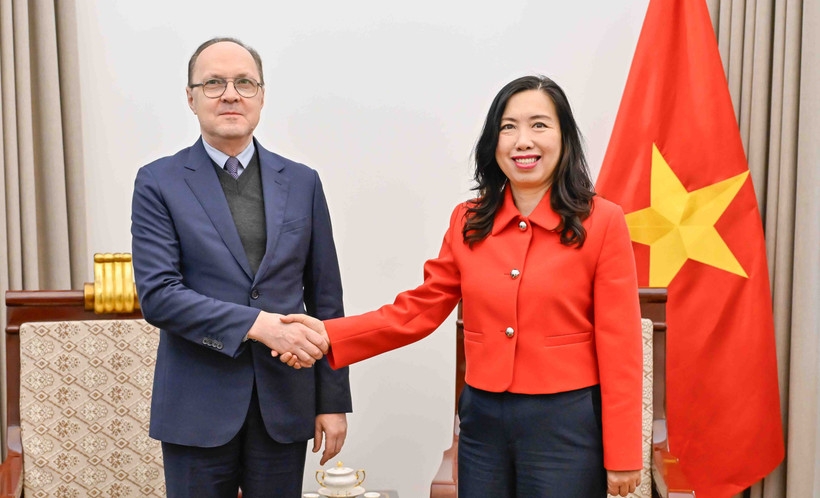 Deputy Minister of Foreign Affairs Le Thi Thu Hang (R) receives Russian Ambassador to Vietnam Gennady Bezdetko (Photo: VNA)