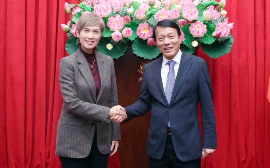 Minister of Public Security General Luong Tam Quang (R) and Singapore’s Minister for Digital Development and Information Josephine Teo in Hanoi on January 15 (Photo: VNA)