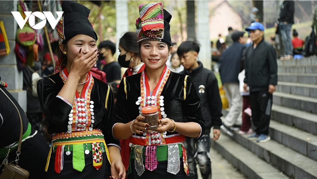 A Kho Mu young woman introduces a local specialty at the highland market fair.