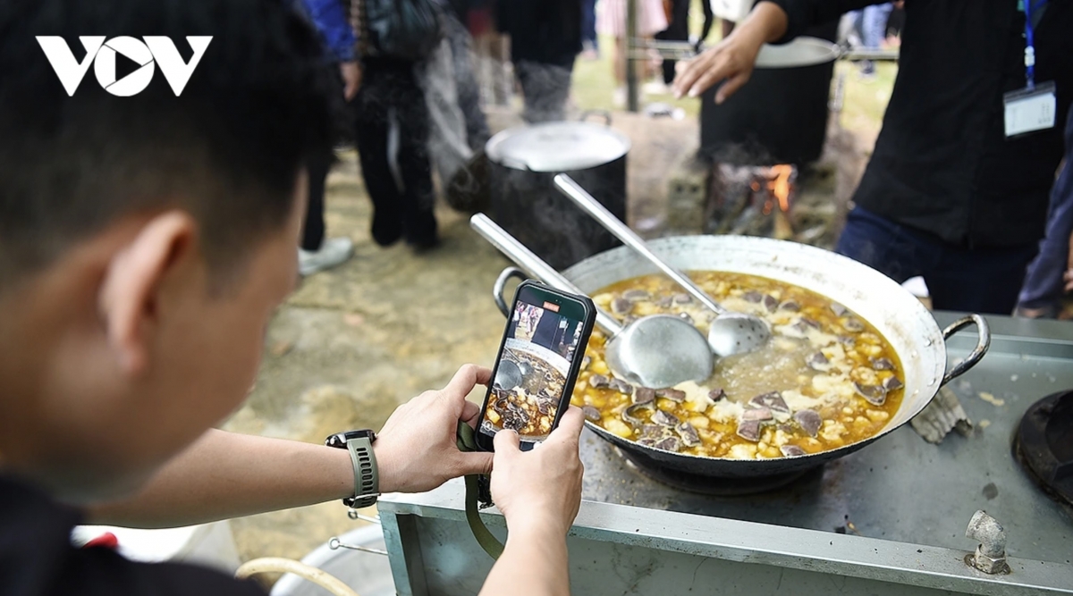 Thắng cố (a traditional highland dish made from meat and offal) attracts many diners to try and enjoy.