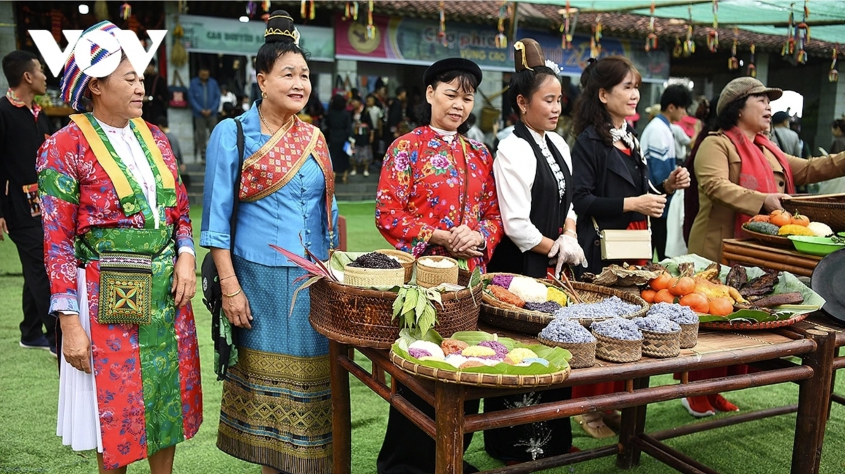 Ethnic groups from northern regions, including Kho Mu and Mong communities from Son La province, join the highland market fair.