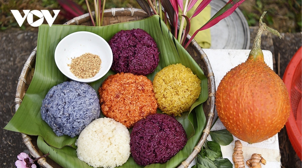 Xoi ngu sac (five-colour sticky rice) is displayed for residents of the capital and visitors to view and taste.