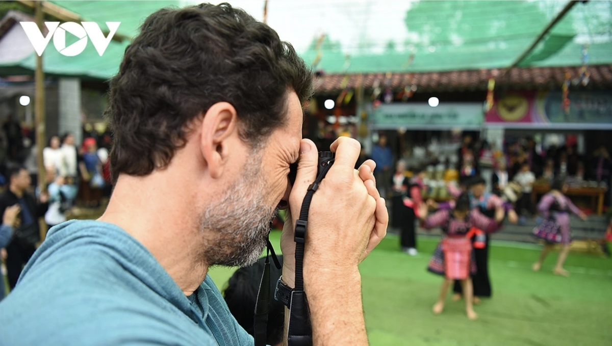 International visitors enjoy folk songs and dances performed by ethnic communities at the fair.
