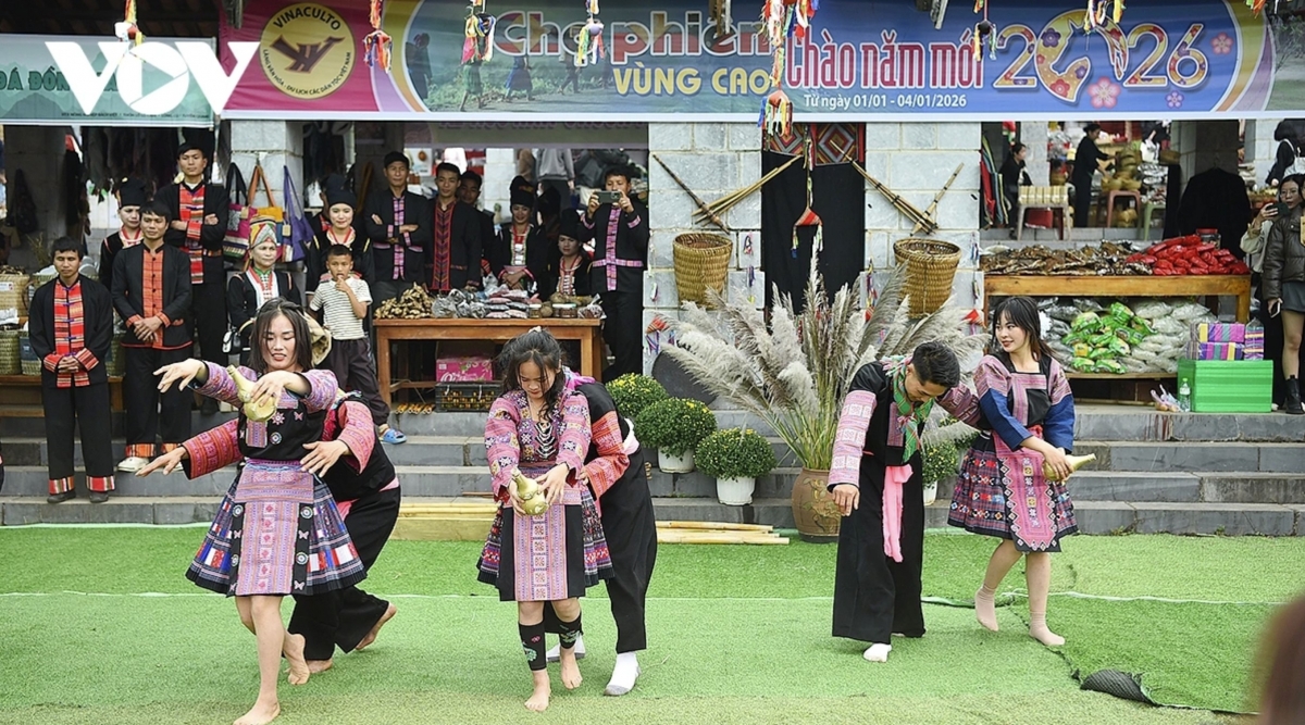 Folk songs and dances performed by ethnic communities attract large numbers of residents and visitors.