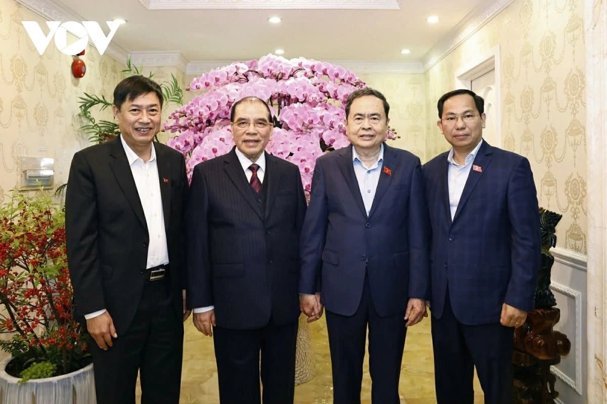 National Assembly Chairman Tran Thanh Man (second from right) visits and extends Lunar New Year greetings to former Party General Secretary Nong Duc Manh (second from left)