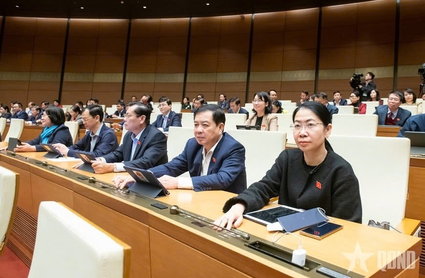 National Assembly deputies press the button to approve a law following debates. (Photo: PANO)