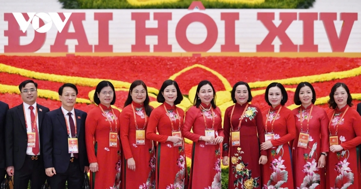 National Assembly Vice Chairwoman Nguyen Thi Thanh (fourth from the right) poses for a photo with delegates upon arriving at the 14th National Party Congress.