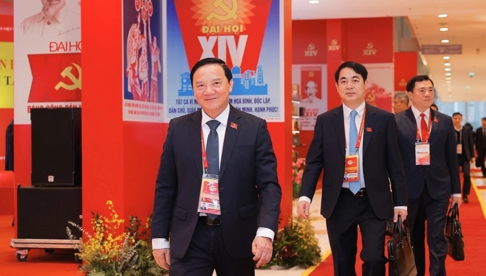 National Assembly Vice Chairman Nguyen Khac Dinh (front) and Khanh Hoa provincial Party Secretary Nghiem Xuan Thanh (second).