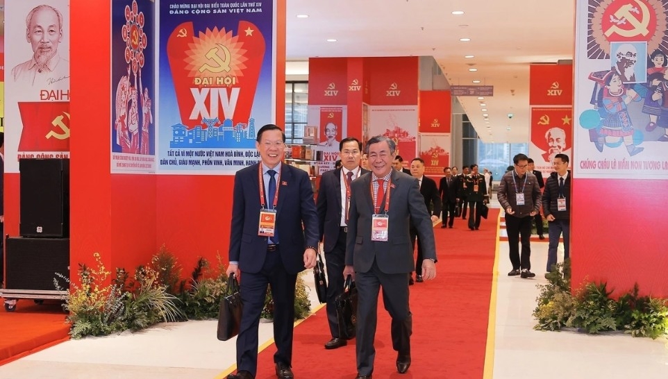 Phan Van Mai, Chairman of the National Assembly’s Committee for Economic and Financial Affairs (left).