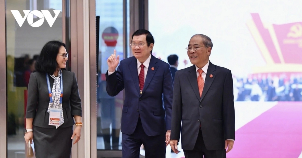 Former State President Truong Tan Sang and former National Assembly Chairman Nguyen Sinh Hung arrive at the 14th National Party Congress.