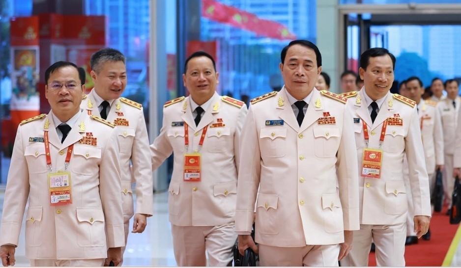 Senior Lieutenant General Nguyen Van Long, Deputy Minister of Public Security (front row, left), and Senior Lieutenant General Le Quoc Hung, Deputy Minister of Public Security (right), arrive with the Public Security delegation at the 14th National Party Congress.
