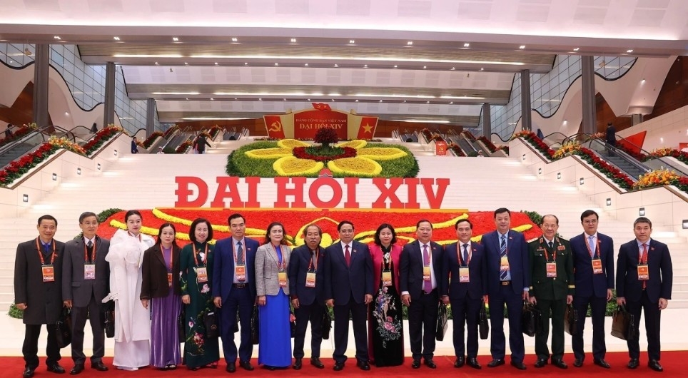 Prime Minister Pham Minh Chinh poses for a photo with delegates before entering the hall. Earlier, on the previous afternoon, the 14th National Party Congress agreed to adopt a revised agenda, shortening the schedule by one and a half days from the original plan. The Congress is set to conclude on January 23.
