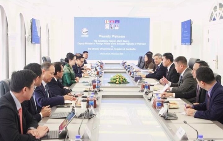 At the working session between delegations from the Ministry of Foreign Affairs of Vietnam and the Cambodian Ministry of Commerce (Photo: VNA)
