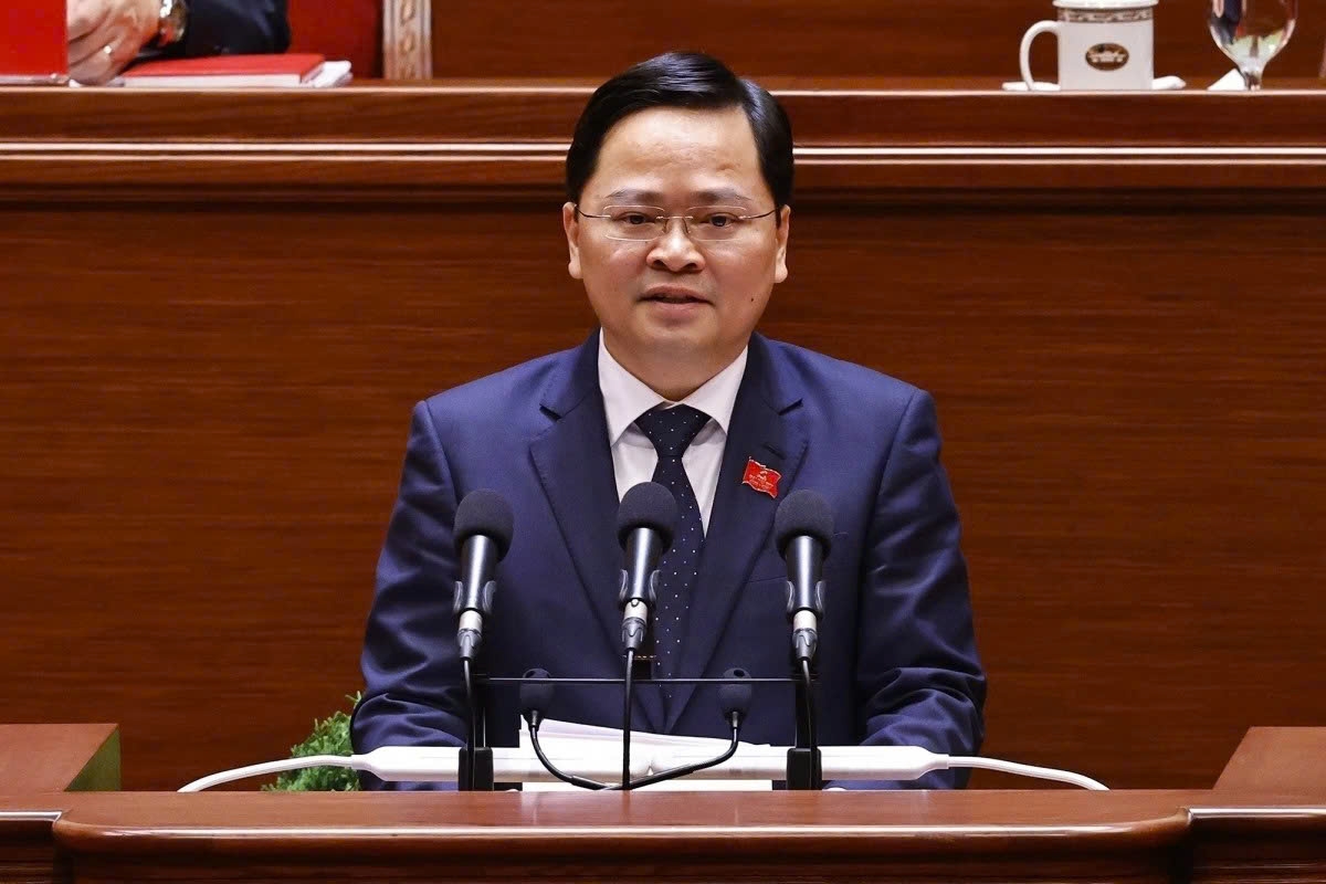 Nguyen Anh Tuan, deputy head of the Central Policy and Strategy Commission, presents a policy paper at the ongoing 14th National Party Congress