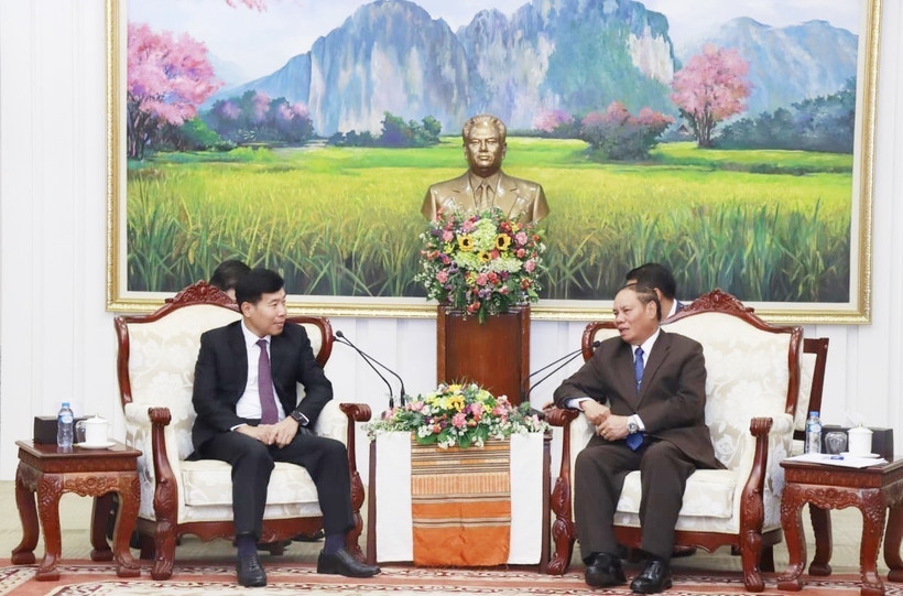 Deputy Minister of Foreign Affairs Nguyen Manh Cuong (L) and Vilay Lakhamphong, standing member of the Secretariat of the LPRP's Central Committee (Photo: VNA)