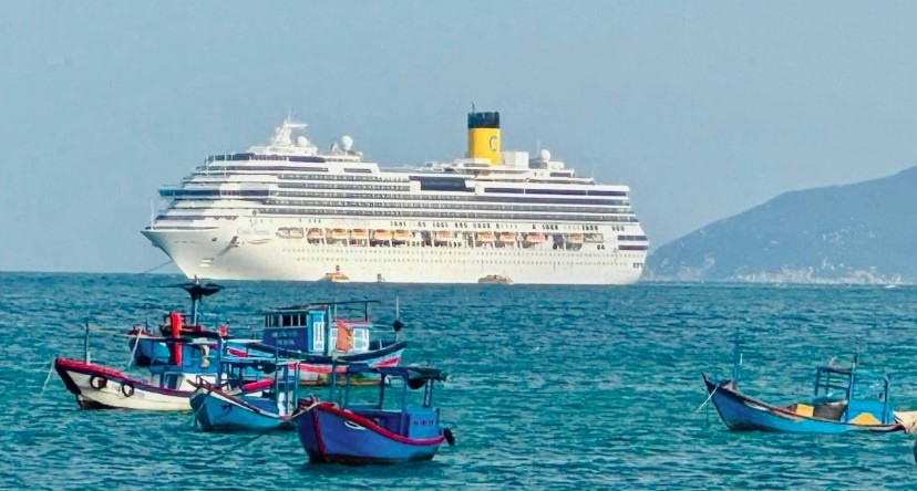 Nha Trang welcomes a cruise ship bringing thousands of tourists to the coastal city