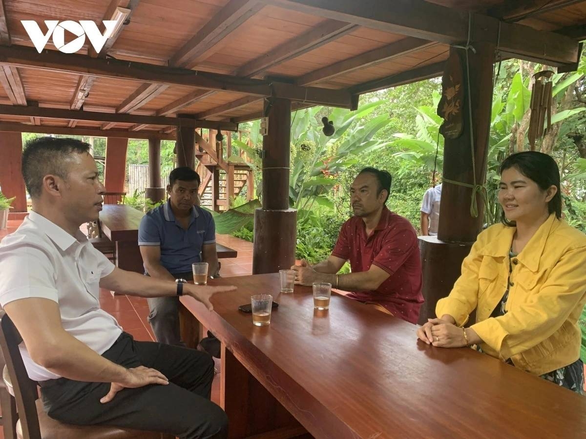 Officials from Hoa Phu commune, Dak Lak province, visit local villages to listen to residents and discuss development plans