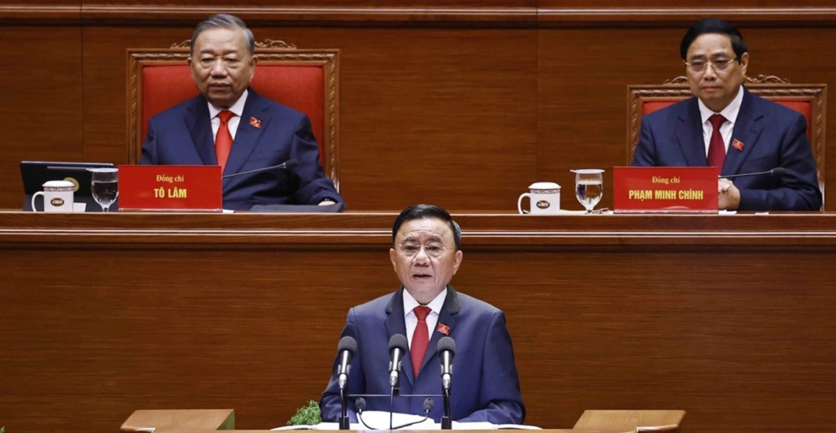 Politburo member and Permanent member of the Party Central Committee’s Secretariat Tran Cam Tu, on behalf of the Presidium, announces the reasons for the congress and introduces delegates and guests at the opening session.