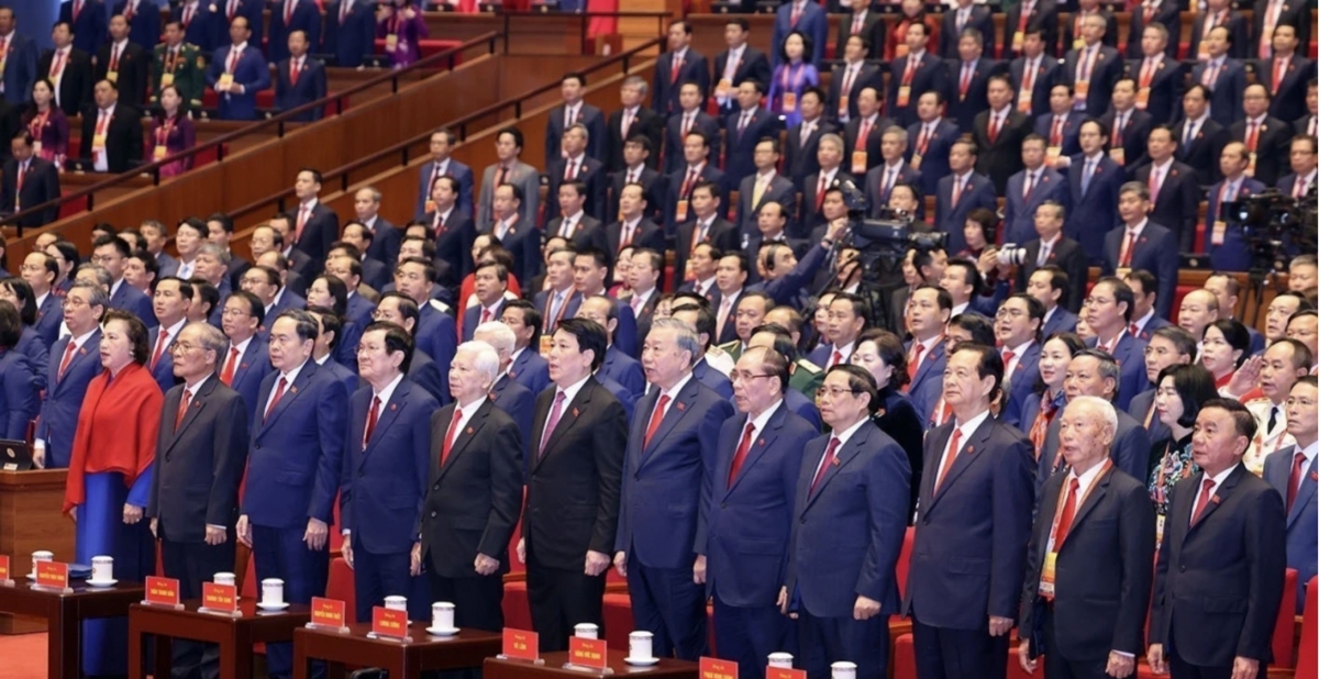 Incumbent and former Party and State leaders and delegates perform the flag-saluting ceremony at the opening session of the 14th National Party Congress.