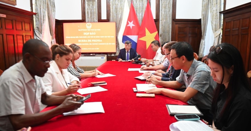The Vietnamese Embassy in Cuba holds a press briefing on January 8 to inform local media outlets about the 14th National Party Congress, scheduled to take place from January 19 to 25. (Photo: VNA)