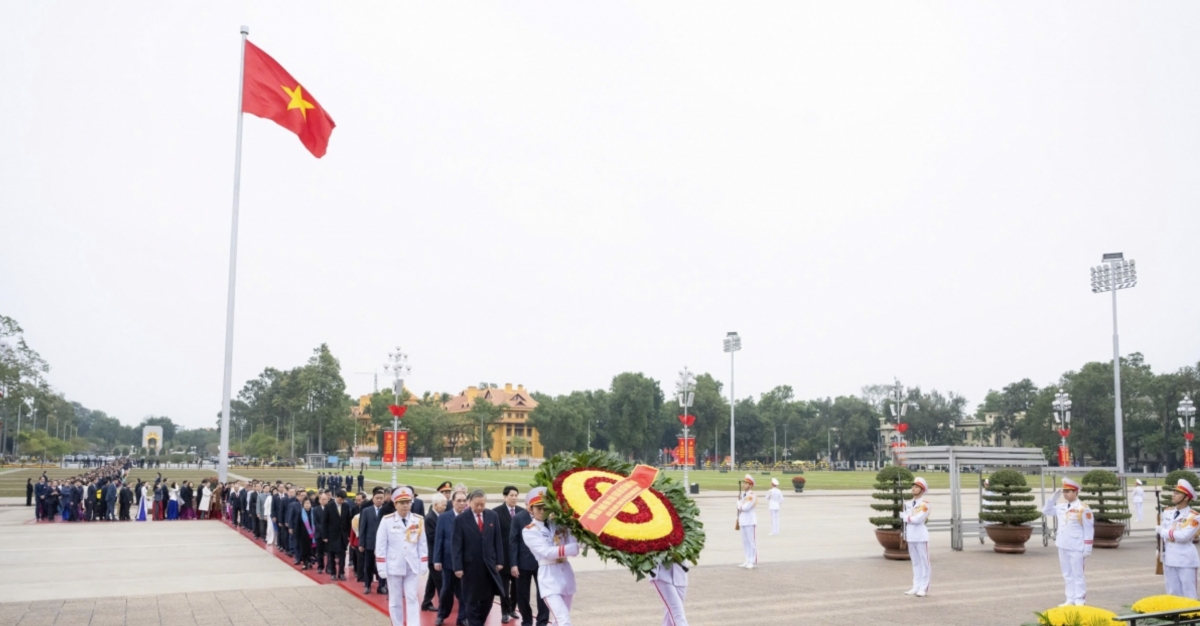 On the morning of January 6, a delegation of Party and State leaders, along with representatives of National Assembly deputies from different terms, attends a ceremony marking the 80th anniversary of the first General Election, then pays tribute at the Mausoleum of President Ho Chi Minh and lays wreaths at the Martyrs’ Memorial on Bac Son Street in Hanoi.