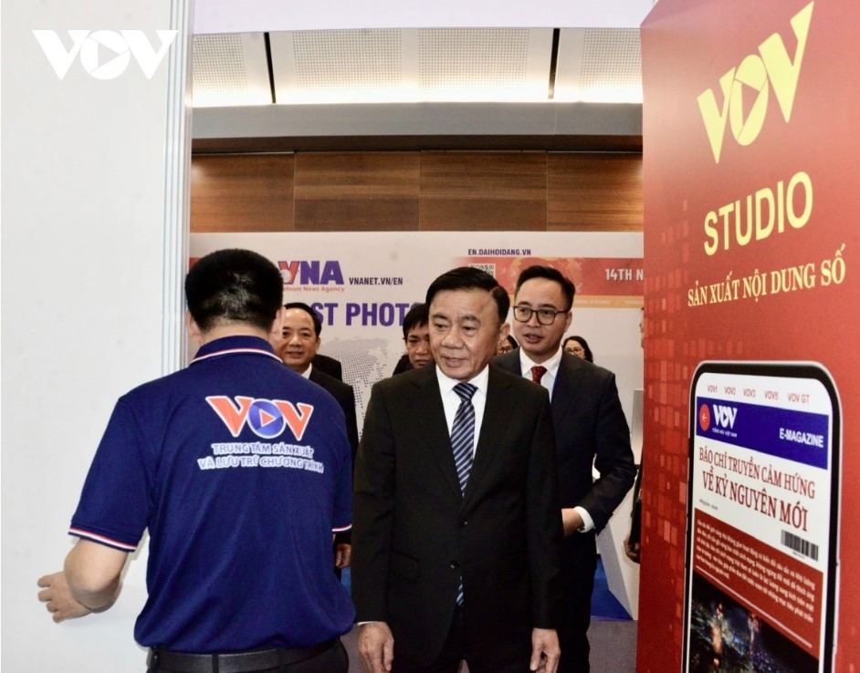 After the opening of the Press Center for the 14th Party Congress and the international press briefing, Politburo member and Standing Secretariat member Tran Cam Tu, together with Party and State leaders and representatives of ministries and agencies, inspects the media work areas of key national news organisations, including the Voice of Vietnam (VOV), Vietnam News Agency (VNA), Nhan Dan (People) Newspaper and Vietnam Television (VTV), at the National Convention Center.
