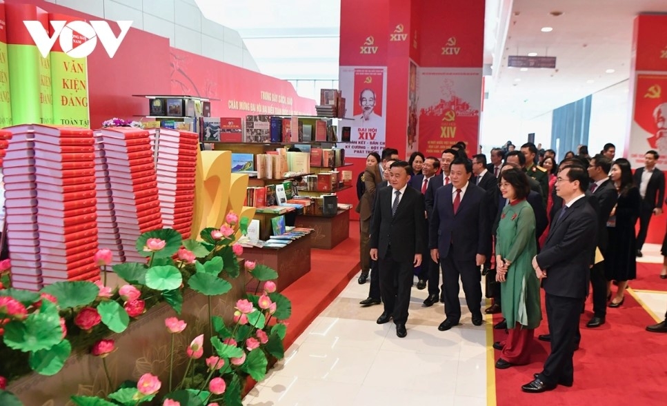 Politburo member and Permanent member of the Party Central Committee’s Secretariat Tran Cam Tu; President of the Ho Chi Minh National Academy of Politics (HCMA) and Chairman of the Central Theory Council Prof. Nguyen Xuan Thang ; and Party Central Committee Secretary Trinh Van Quyet visit the book and press exhibition area at the National Convention Center, together with delegates, on January 14.