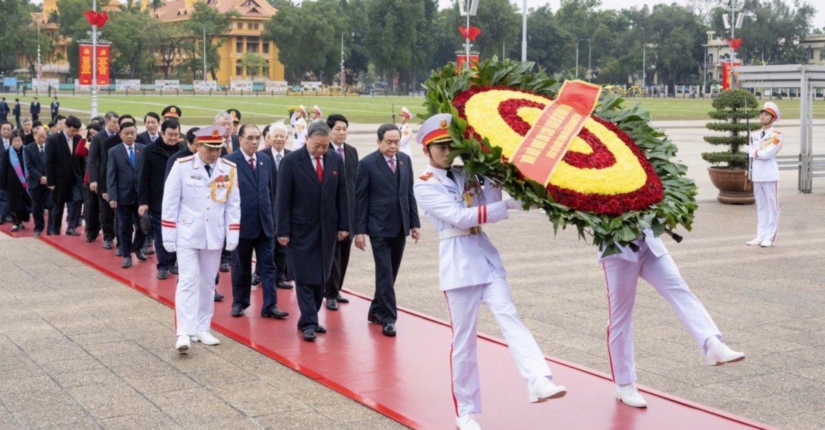 The delegation’s wreath bears the inscription “Forever grateful to the great President Ho Chi Minh. The National Assembly of the Socialist Republic of Vietnam.” Party and State leaders and delegates pay their respects, honoring the immense contributions of President Ho Chi Minh, the revered leader of the Vietnamese people.