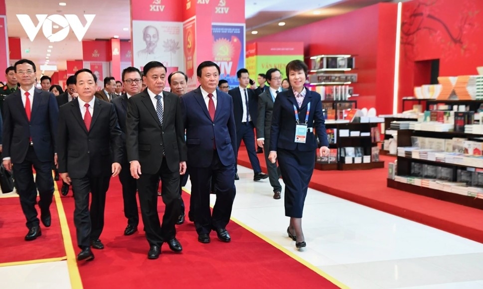 Party and State leaders visit exhibition areas ahead of the opening of the Congress Press Center and the international press briefing on the 14th National Party Congress. 