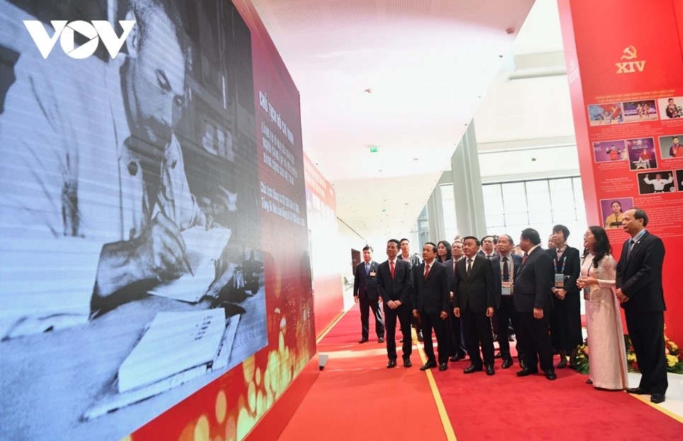 Delegates visit the “From Congress to Congress” exhibition and the photo exhibition “Under the Party’s banner, the nation enters a new era.”