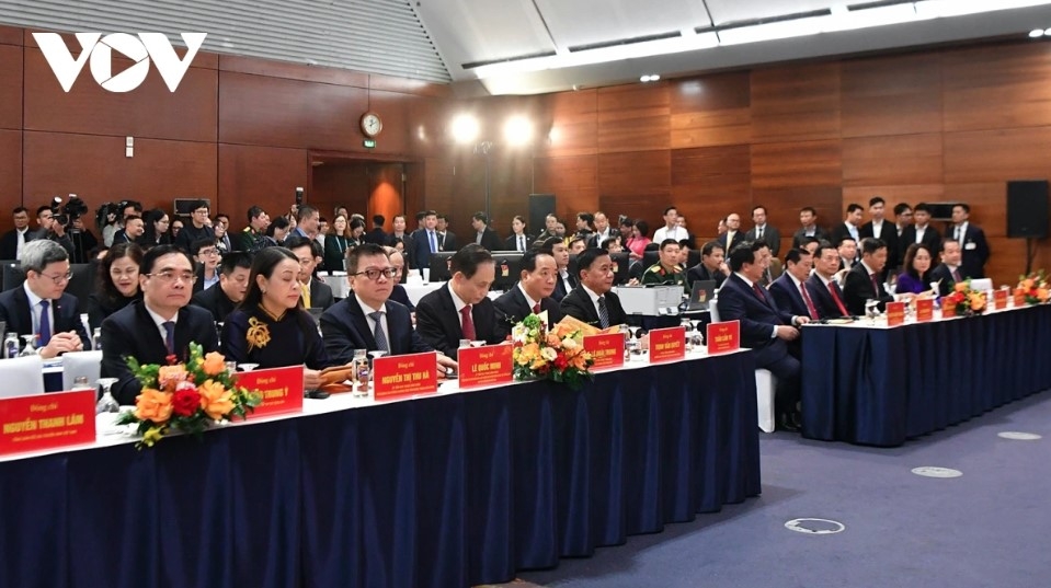 Tran Cam Tu and delegates attend a special postage stamp release ceremony marking the 14th National Party Congress 