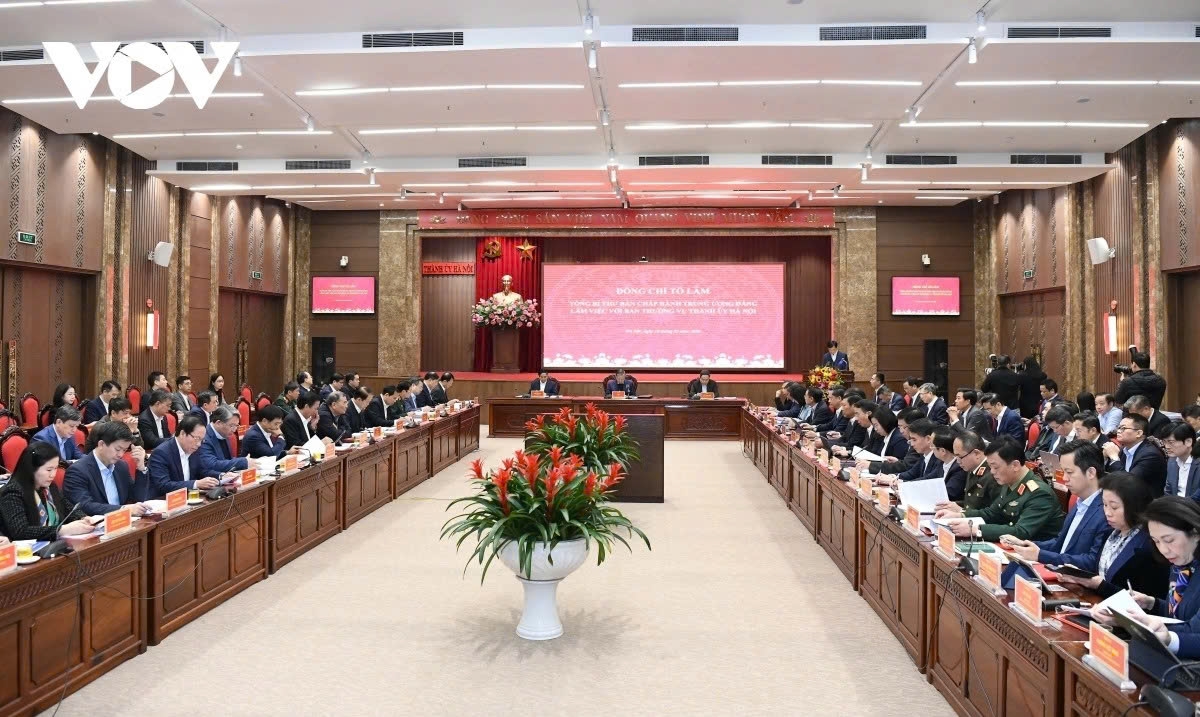 Prime Minister Pham Minh Chinh and National Assembly Chairman Tran Thanh Man join the Party General Secretary during the meeting with the Hanoi leadership