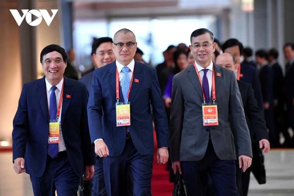 Delegates to the 14th National Party Congress arrive for group discussions on congress documents