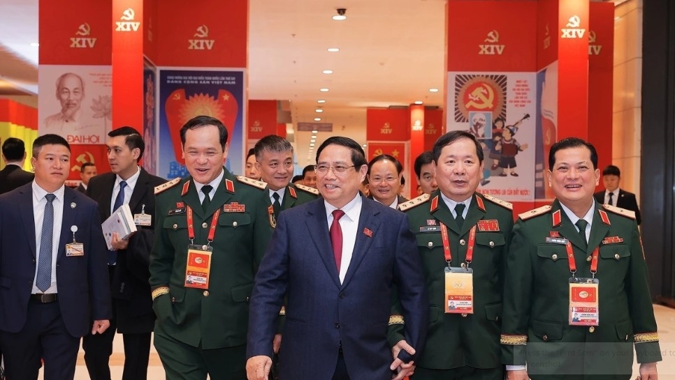 Prime Minister Pham Minh Chinh walks to the venue of the 14th National Party Congress, accompanied by Senior Lieutenant Generals Vu Hai San (left) and Le Huy Vinh (right), both Deputy Ministers of National Defence.