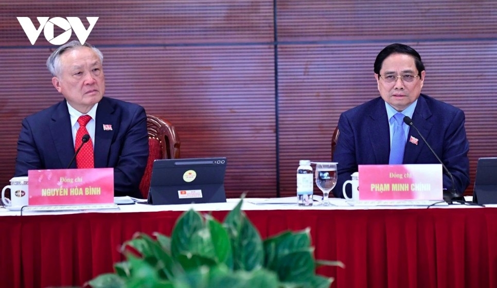 Prime Minister Pham Minh Chinh and Permanent Deputy Prime Minister Nguyen Hoa Binh at group discussion