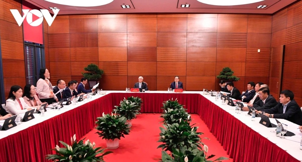 National Assembly Chairman Tran Thanh Man and  NA Vice Chairman Do Van Chien at group discussion.