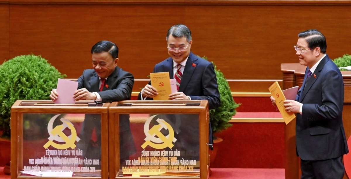 Standing member of the Party Central Committee’s Secretariat Tran Cam Tu, together with Party and State leaders, vote to elect the 14th Party Central Committee.