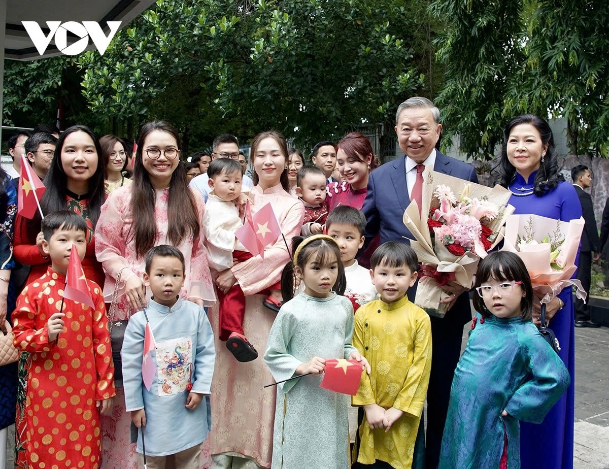 Party General Secretary To Lam and his spouse meet Vietnamese expatriates in Indonesia during a state visit in 2025