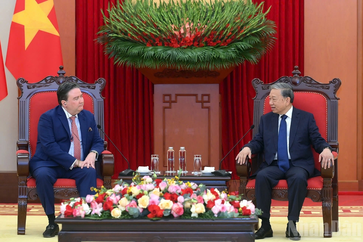 Vietnamese Party General Secretary To Lam (R) and outgoing US Ambassador to Vietnam Marc Knapper during their meeting in Hanoi on January 9. (Photo: nhandan.vn)