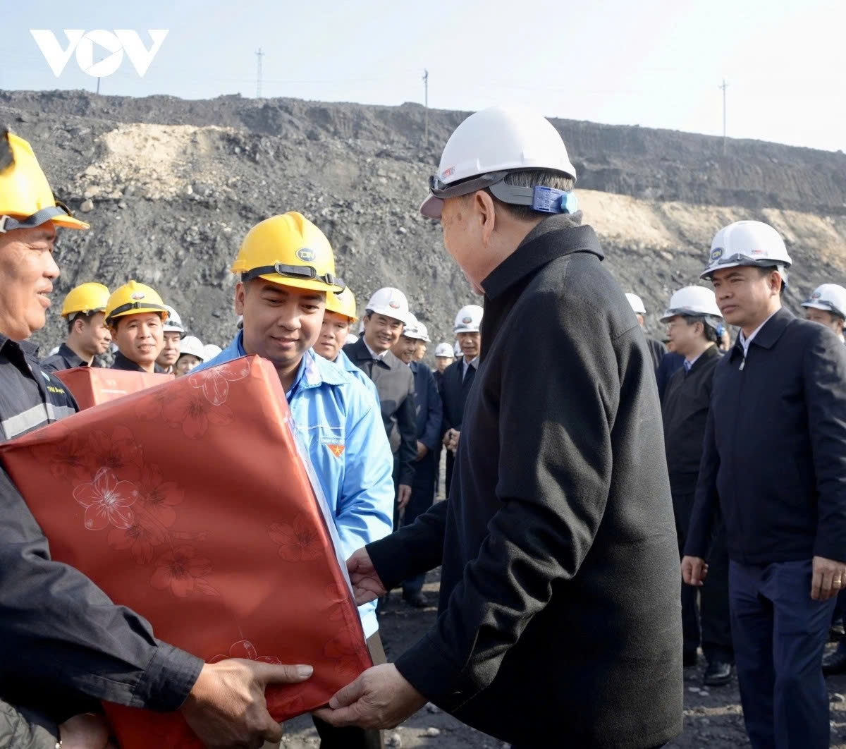 Party General Secretary To Lam presents Tet gifts to coal miners in Quang Ninh province
