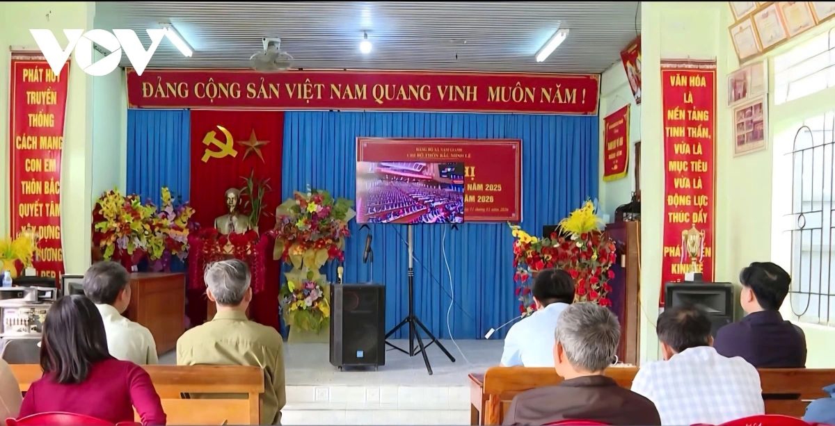 Party members and residents in Quang Tri province watch the 14th National Congress of the Communist Party of Vietnam on television