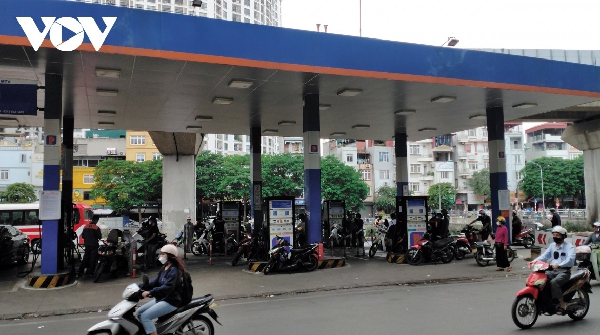 Petrol prices near VND19,000 per litre following latest adjustment