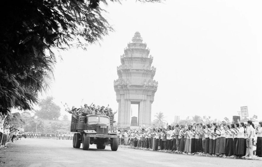 People in Cambodia's Phnom Penh capital bid a farewell to the Vietnamese volunteer troops as they completed their international mission and returned home. (File photo)