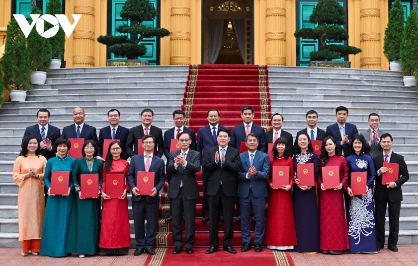  President Luong Cuong poses for a group photo with the ambassadors